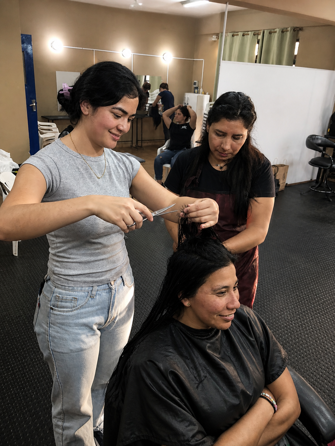 Práctica de peluquería con acompañamiento docente